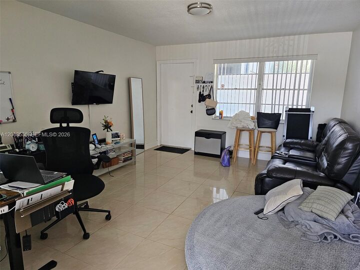 Property Photo: 900 Tallwood Ave 207 FL 33021
