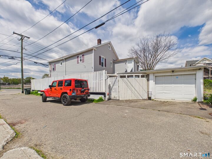 Property Photo:  