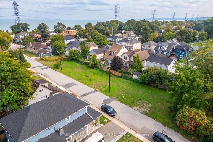 Property Photo:  11 Knapmans Drive  ON L8H 7E8 