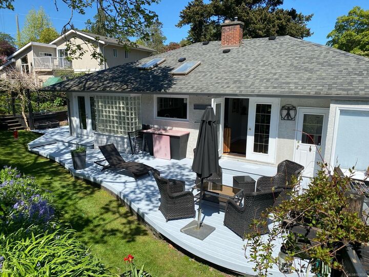 Property Photo: 886 Cunningham Rd BC V9A 4M6