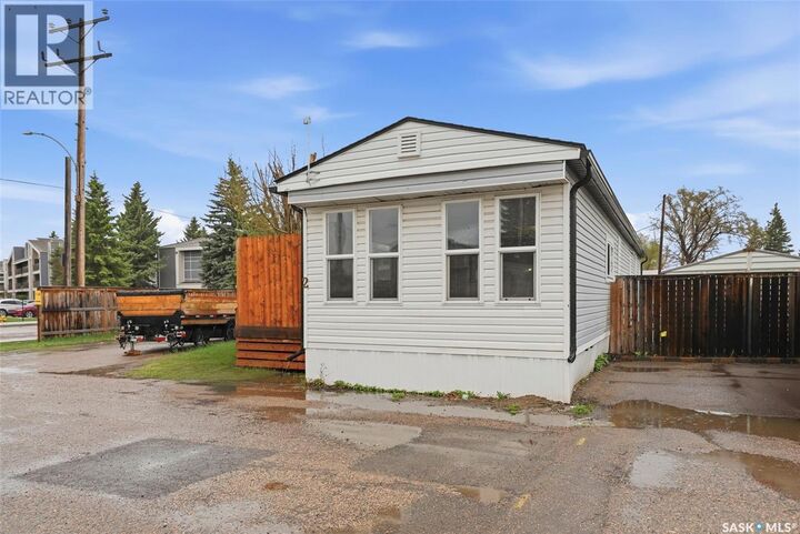 Property Photo:  2 219 Grant Street  SK S7N 2A5 