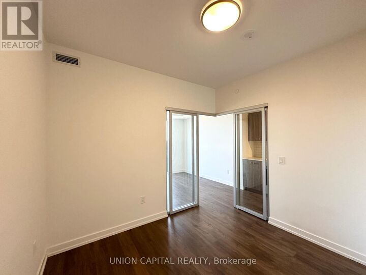 Property Photo:  15 Wellington Street 2203  ON N2G 2E4 