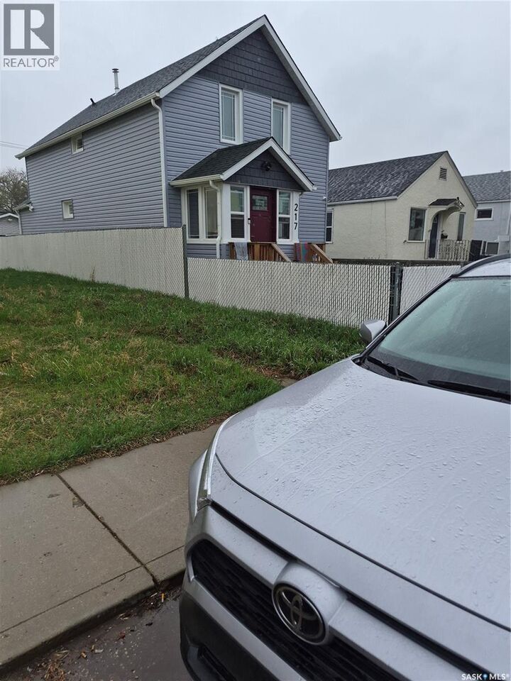 Property Photo:  219 D Avenue S  SK S7M 1P8 