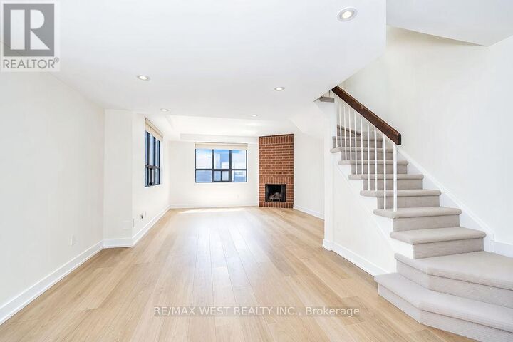 Property Photo:  19 Dundonald Street 404  ON M4Y 1K3 