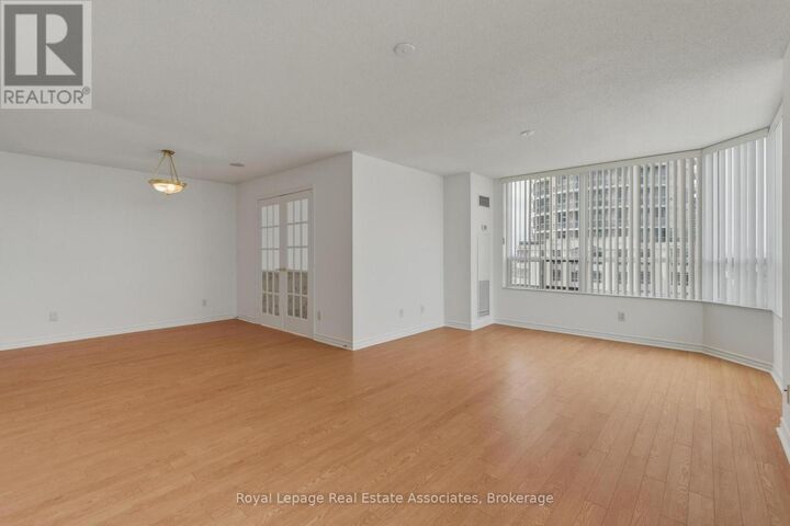 Property Photo:  25 Kingsbridge Garden Circle 2424  ON L5R 4B1 