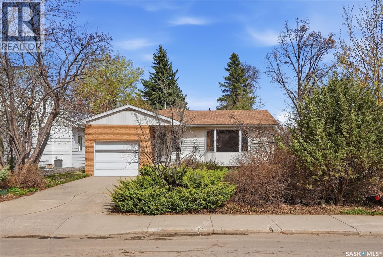 Property Photo: 517 Copland Crescent SK S7H 2Z4