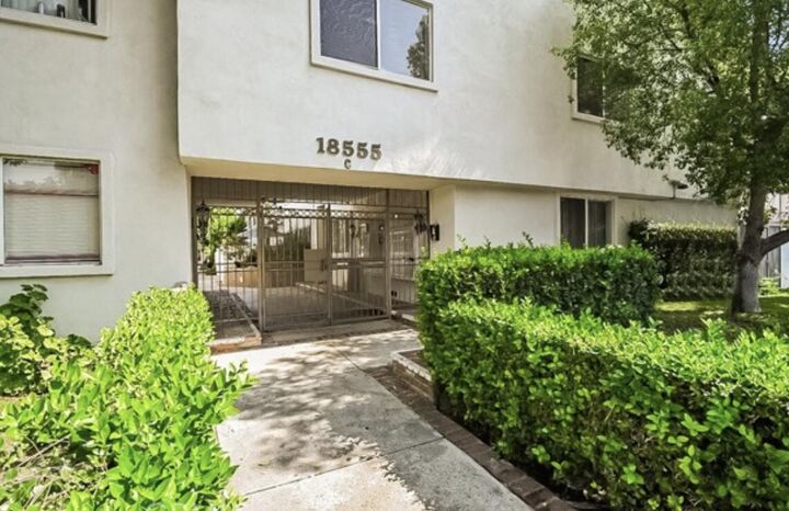 Property Photo: 18555 Collins Street C8 CA 91356