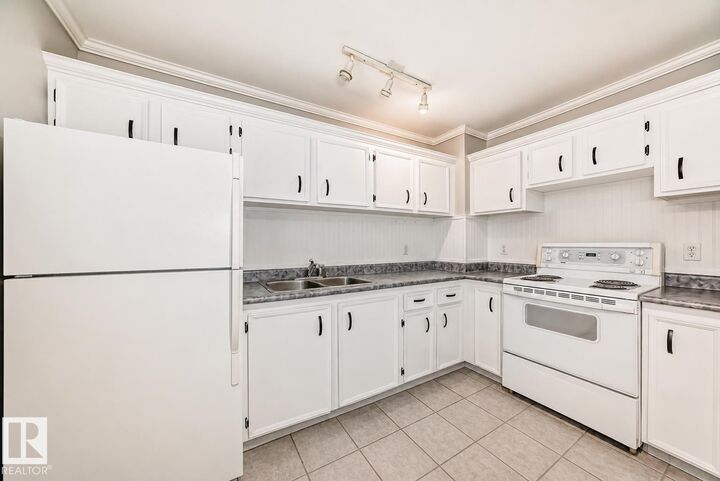 Property Photo:  2024 57 Street NW 11  AB T6L 2Z3 