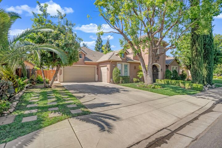 Property Photo:  122 W Goshen Avenue  CA 93611 