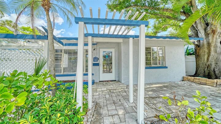 Property Photo:  1903 Oak Street  FL 34236 