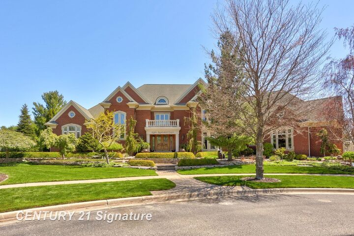 Property Photo: 8 Appleshire Court MI 48623