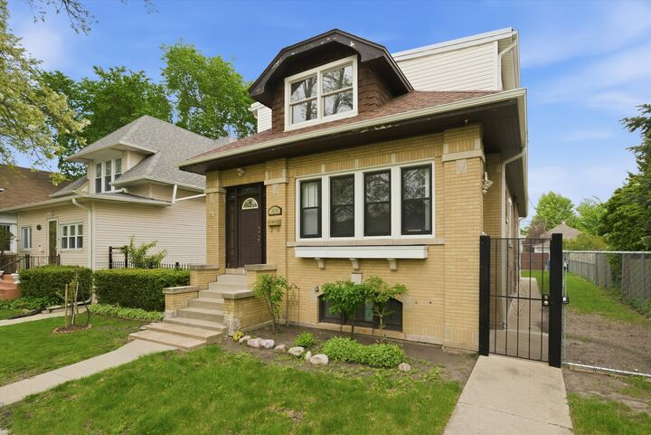 Property Photo: 5019 N Kostner Avenue IL 60630
