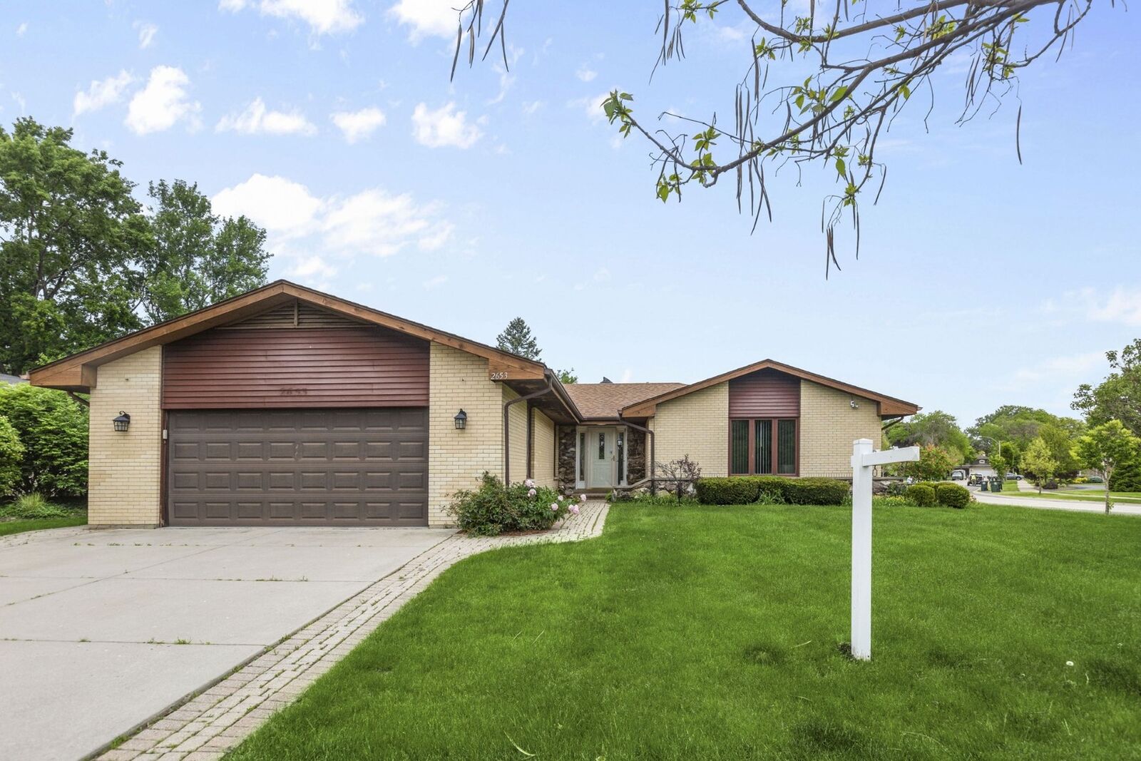 Property Photo: 2653 N Bradford Drive IL 60004