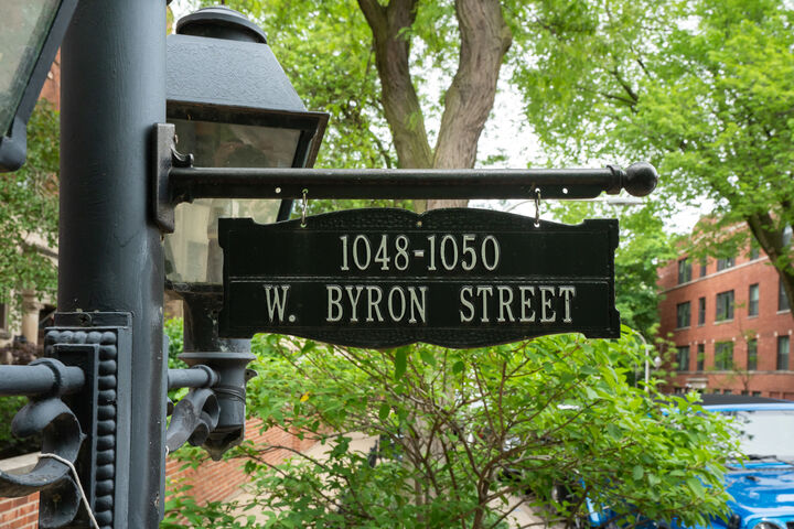 Property Photo:  1048 W Byron Street 1E  IL 60613 