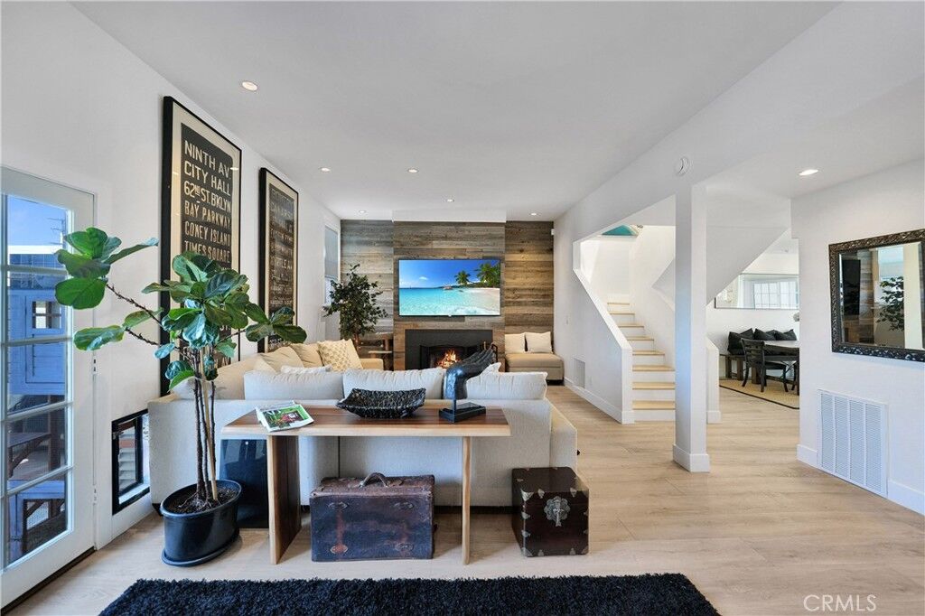 Property Photo:  811 W 15th 2B  CA 92663 