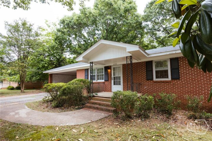 Property Photo: 135 Cavalier Court GA 30606