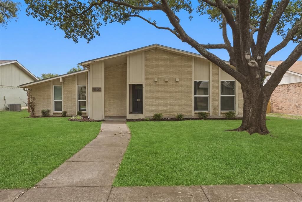 Property Photo: 1804 Castille Drive TX 75007
