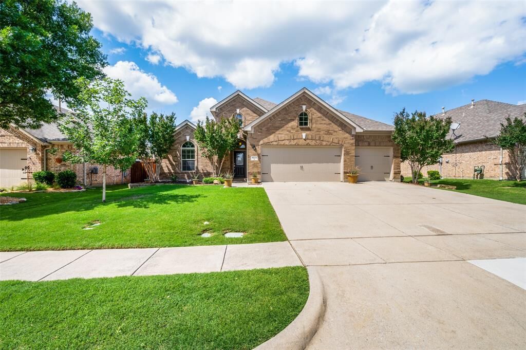 Property Photo: 5012 White Spruce Drive TX 75071