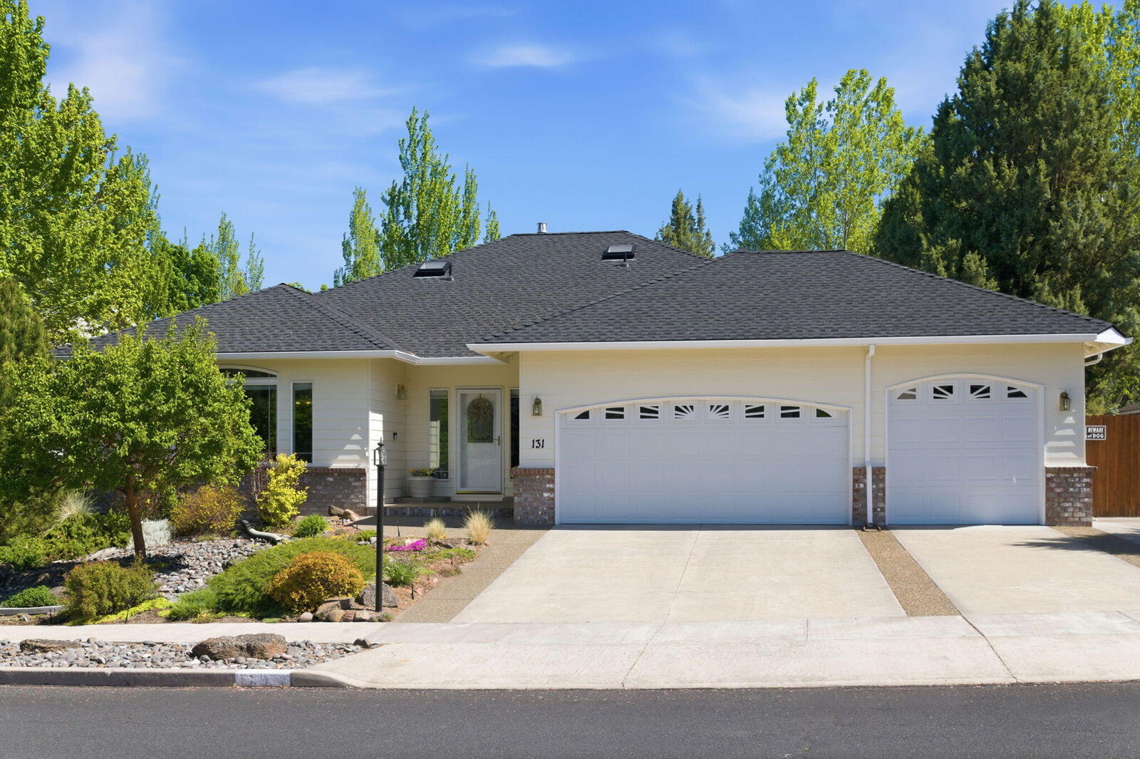 Property Photo: 131 SE Airpark Drive OR 97702