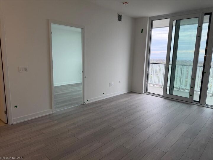 Property Photo:  1 Fairview Road E 2713  ON L5A 0B4 