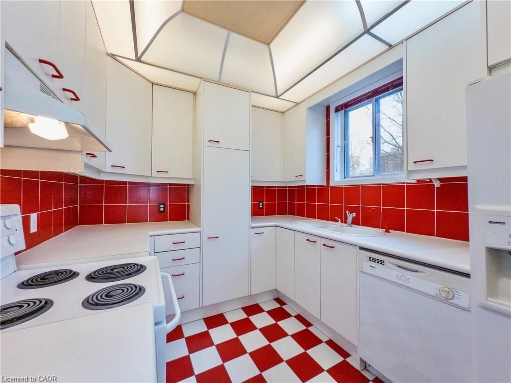 Property Photo:  255 Main Street W 2  ON L8P 1J5 