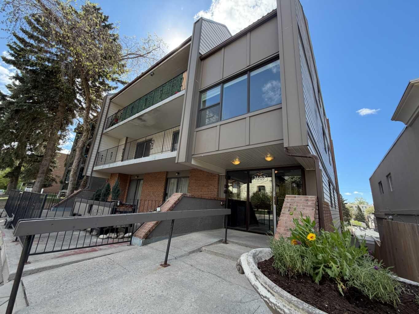 Property Photo:  1607 26 Avenue SW 2  AB T2T 1C7 