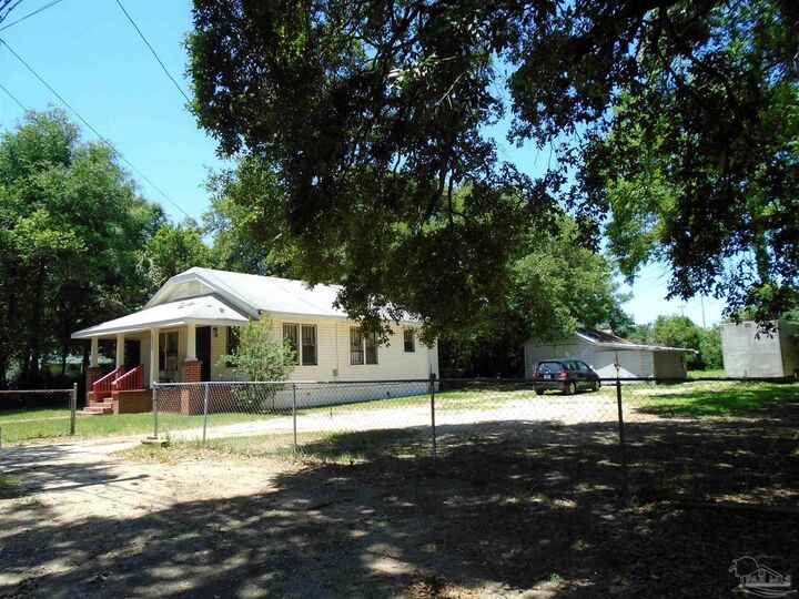 Property Photo:  2612 W Blount St  FL 32505 