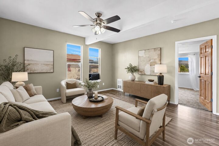 Property Photo: 811 Cascade Street WA 98801