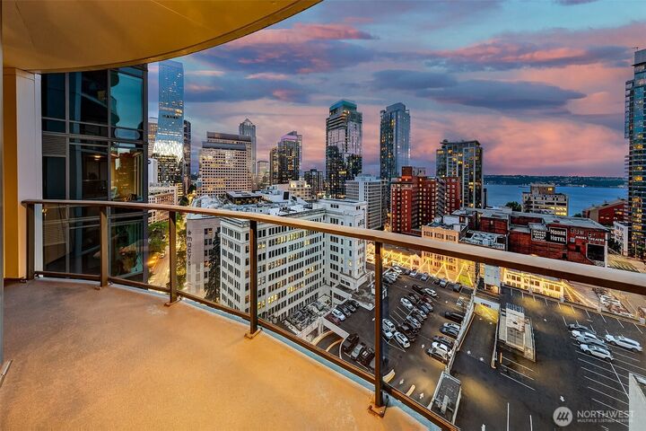 Property Photo: 1920 4th Avenue 1804 WA 98101
