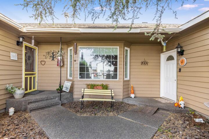 Property Photo:  2417 S Quincy Ct  WA 99337 