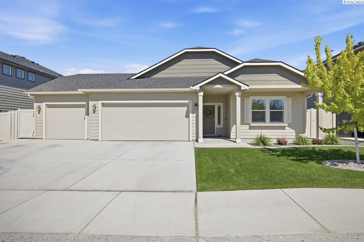 Property Photo:  647 Marysville Way  WA 99352-7880 