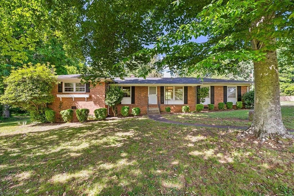 Property Photo: 3500 E Lee Street NC 27406