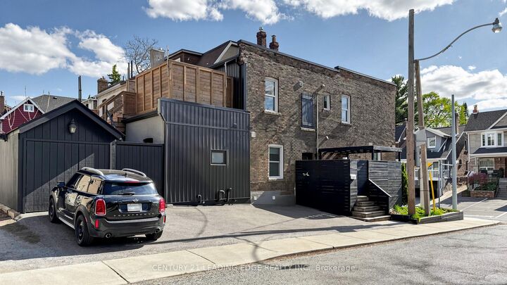 Property Photo:  679 Woodbine Avenue E 2nd Flr  ON M4E 2J3 