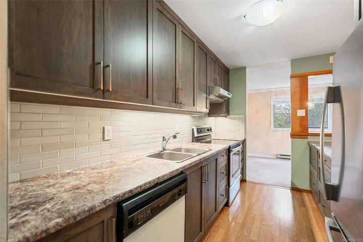 Property Photo:  3255 Glasgow Ave 202  BC V8X 4S4 