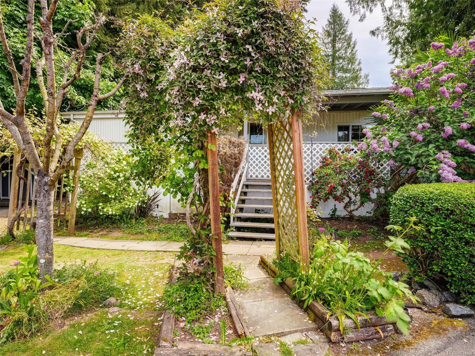 Property Photo:  2741 Stautw Rd 2  BC V8M 2E9 