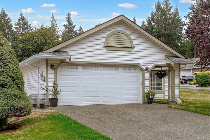 Property Photo: 682 Pineridge Dr BC V8H 0K8