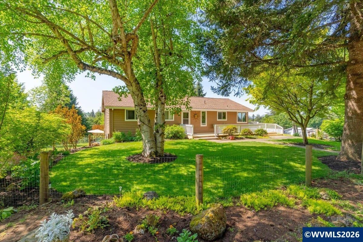 Property Photo: 8471 Tyrone Ln SE OR 97317