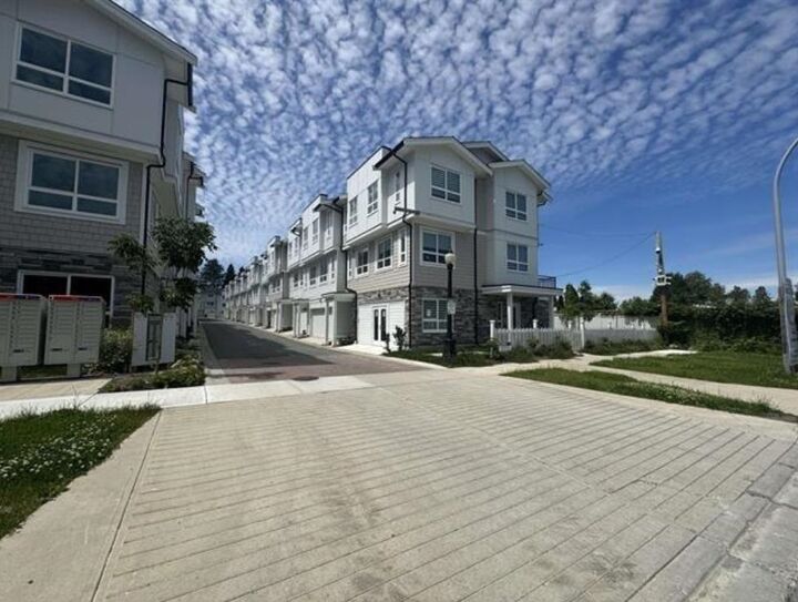 8181 135A Street 4 — photo 1