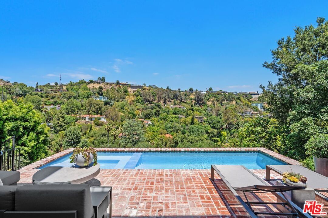 Property Photo:  2528 Carman Crest Dr  CA 90068 