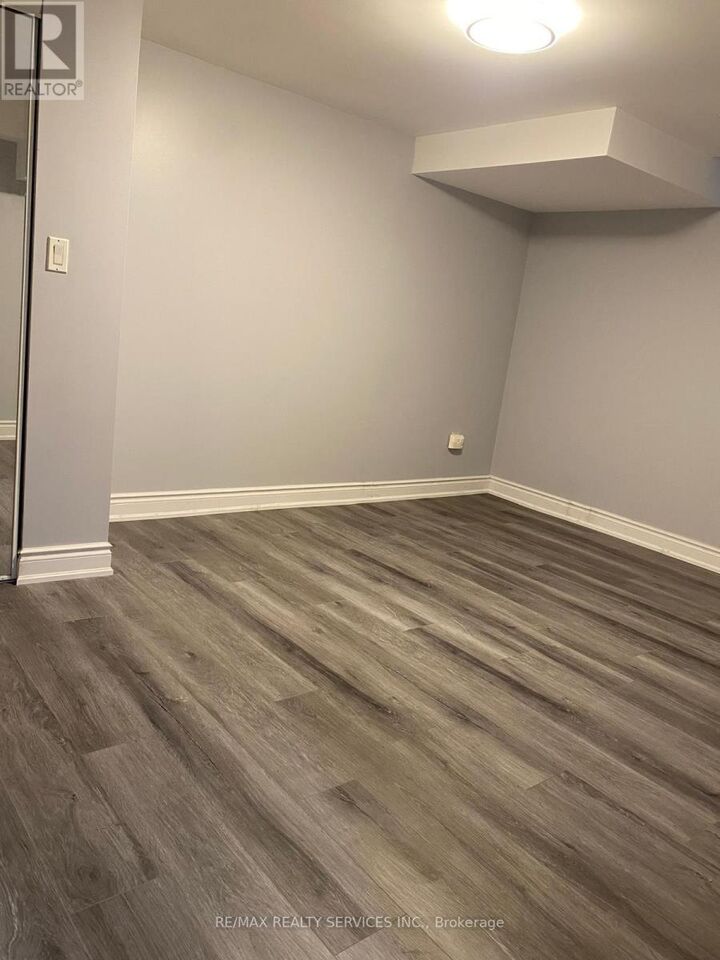 Property Photo:  3760 Pearlstone Drive Bsmt  ON L5M 7H1 