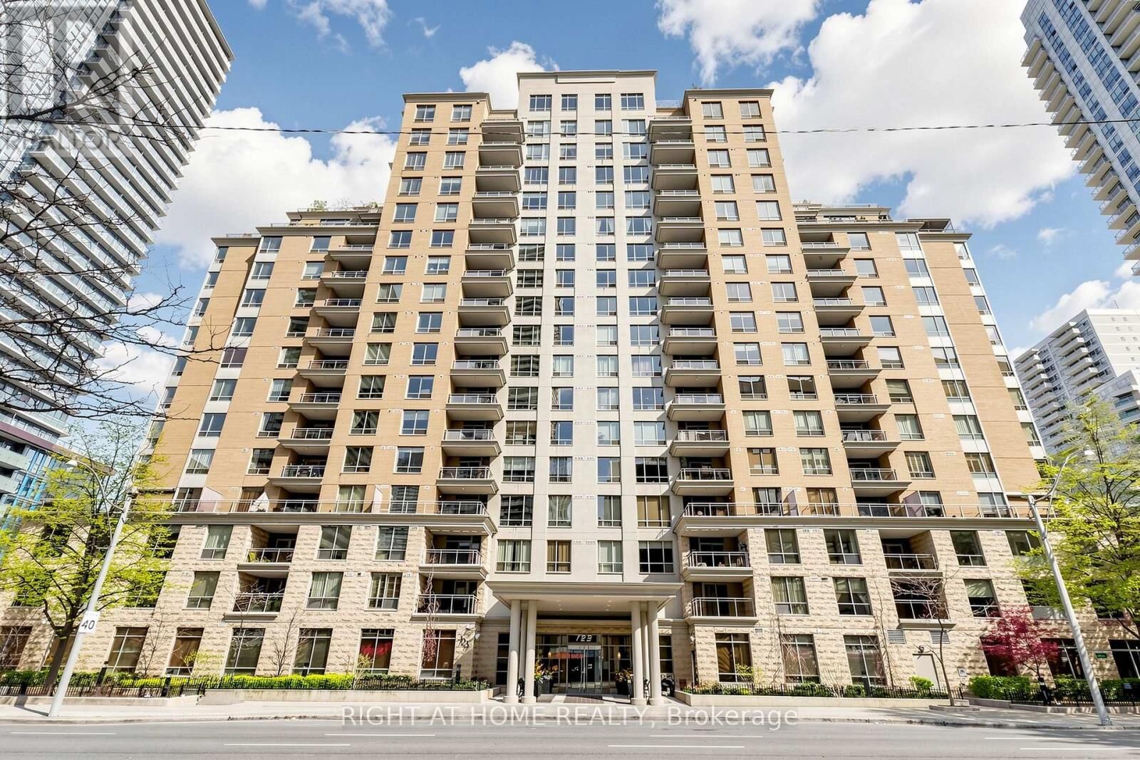 Property Photo:  123 Eglinton Avenue East Ph4  ON M4P 1J2 