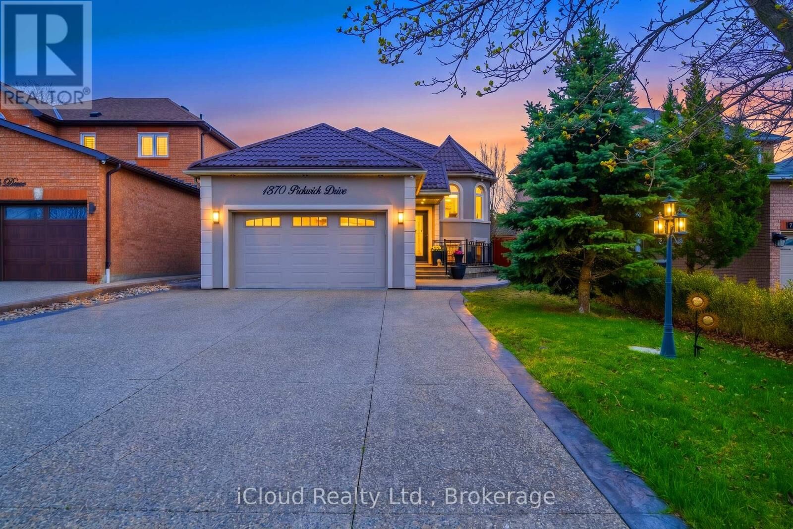 Property Photo:  1370 Pickwick Drive  ON L5V 2H4 
