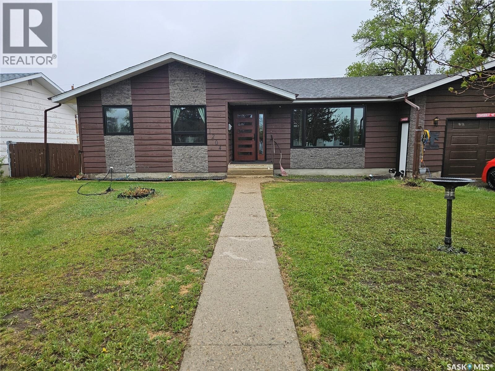 Property Photo:  1204 North Railway Street E  SK S9H 1E7 