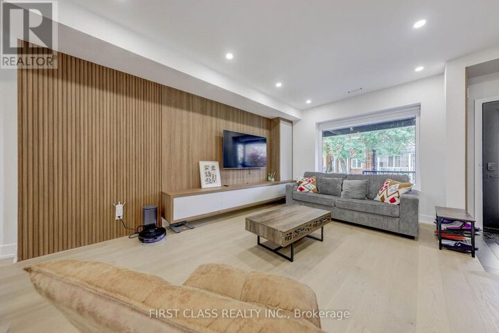 Property Photo:  431 Roxton Road  ON M6G 3R5 