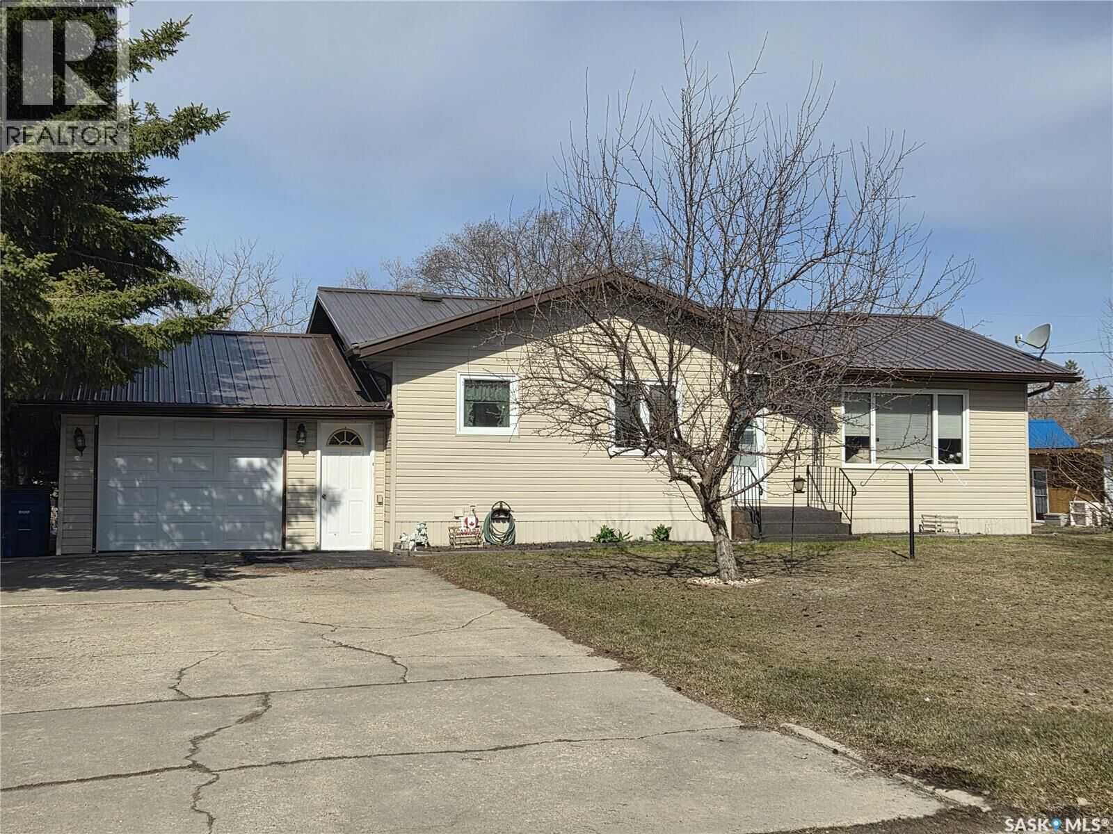 Property Photo:  249 Sixth Street NE  SK S0A 4J0 