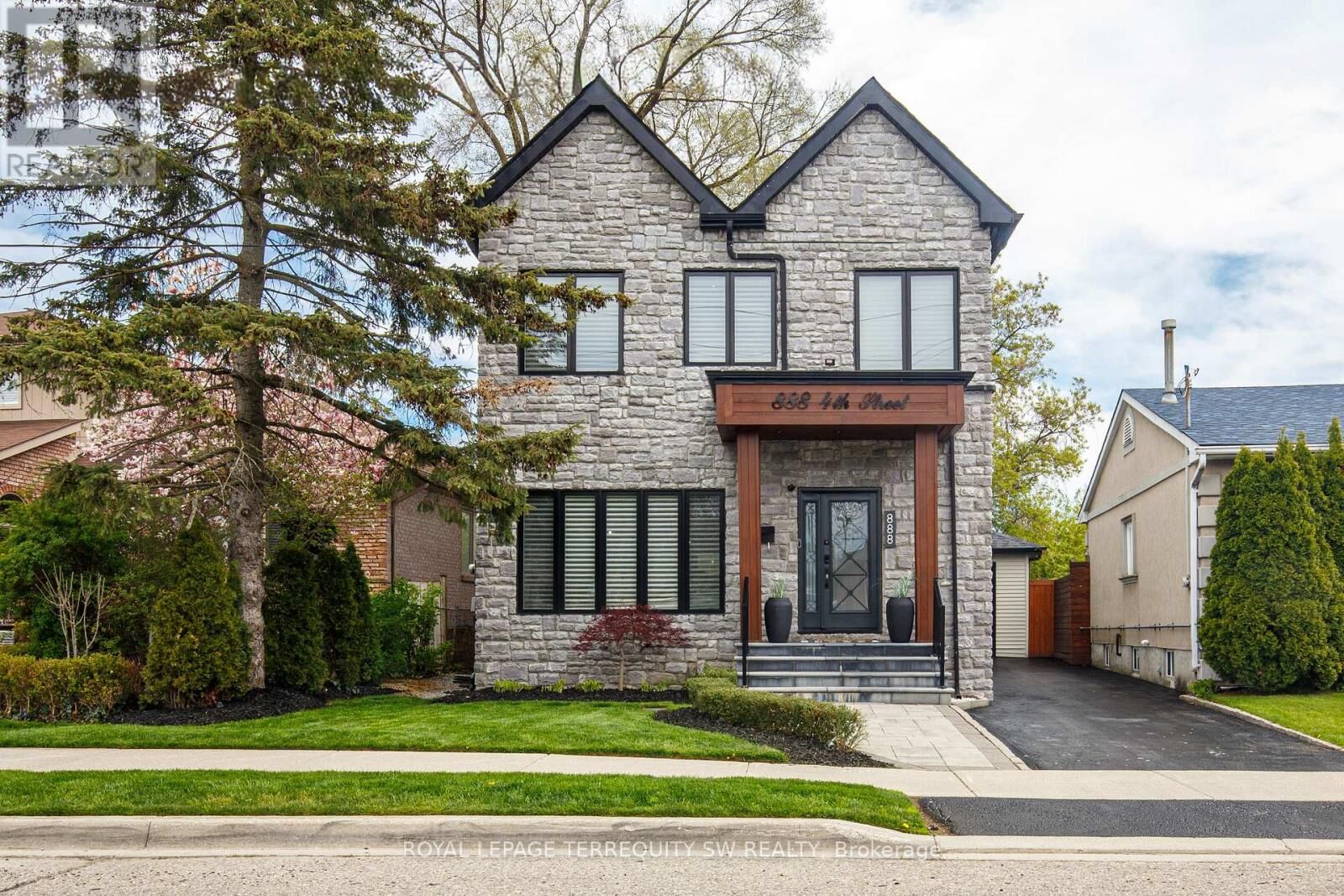 Property Photo:  888 Fourth Street  ON L5E 1J6 