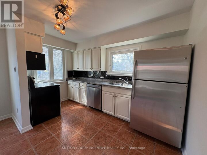 Property Photo: 20 Bayview Drive Main ON L4N 3N5
