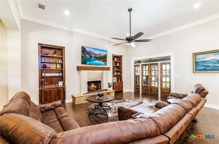 Property Photo:  605 Fm 1682  TX 78122 