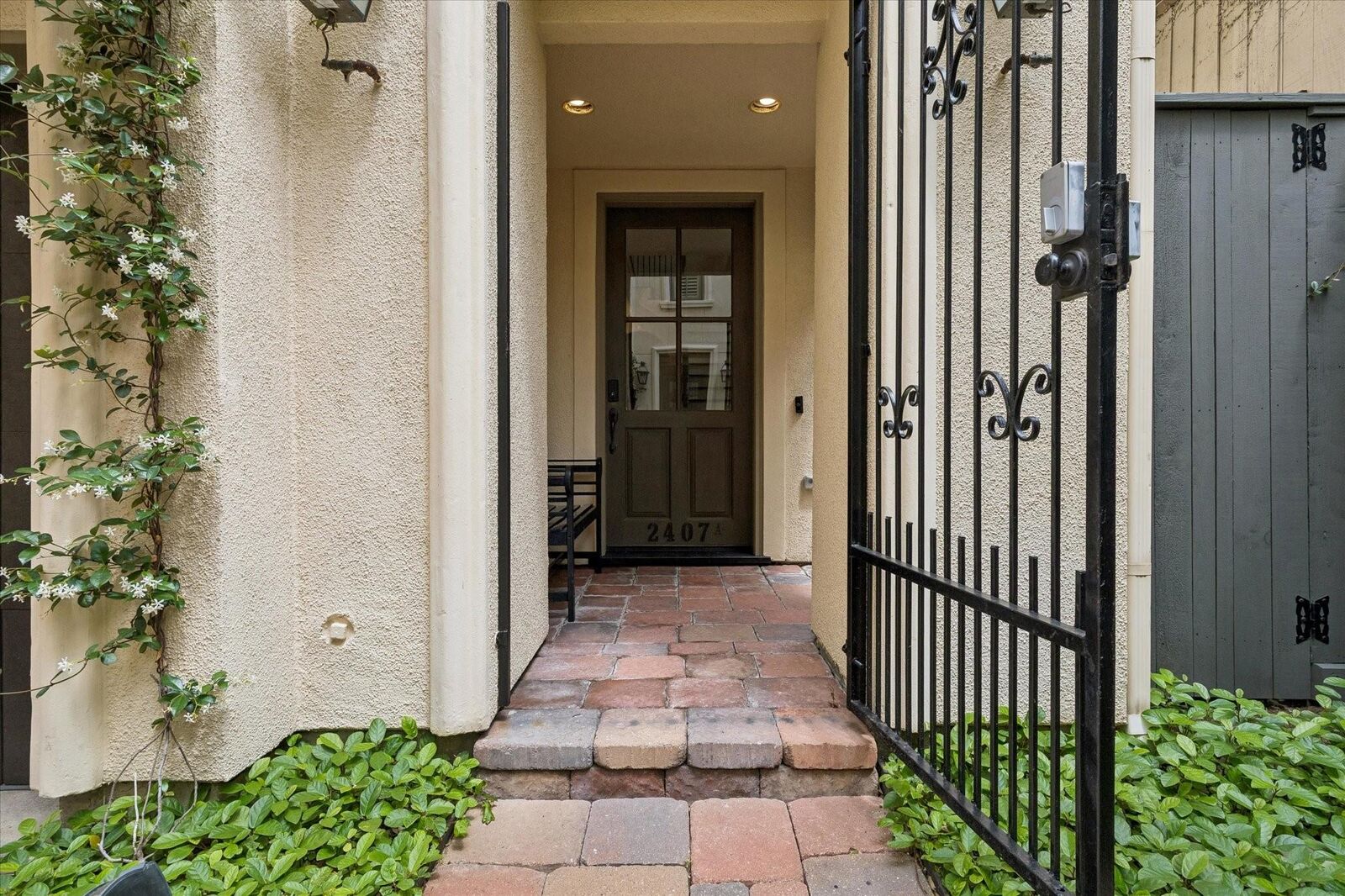 Property Photo:  2407 Brazoria Street A  TX 77019 