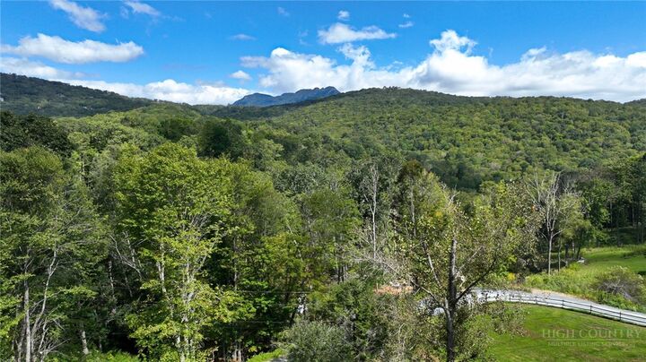 Property Photo:  2209 Sugar Mountain 2 Road  NC 28657 